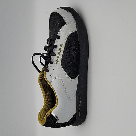 Oakley Shoes Men's 10.5 black and white! Never been worn! - Picture 3 of 12